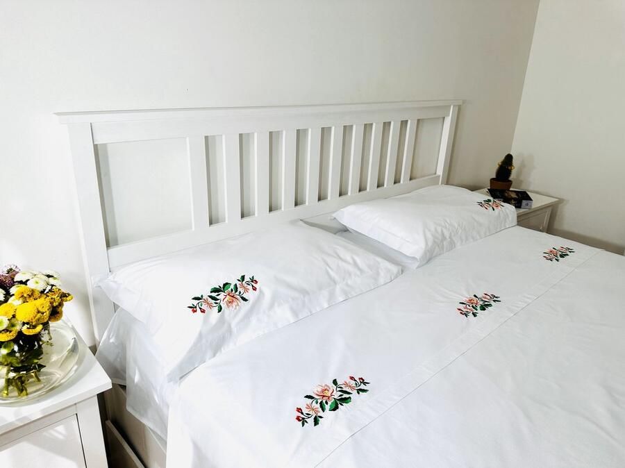 Viola Broderie & Boutique Geborduurd wit set (laken 210 x 280 cm + kussenslopen 50 x 70 cm) met waterlelies voor een tweepersoonsbed Embroidered white set (sheet 210 x 280 cm + Pillowcases 50 x 70 cm) with water lilies for double bed