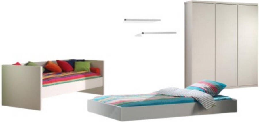 Vipack Deze LARA combinatie in het wit bestaat uit een kajuitbed (90x200) met bijbehorend rolbed een kledingkast met 3 deuren en 2 hangplankjes