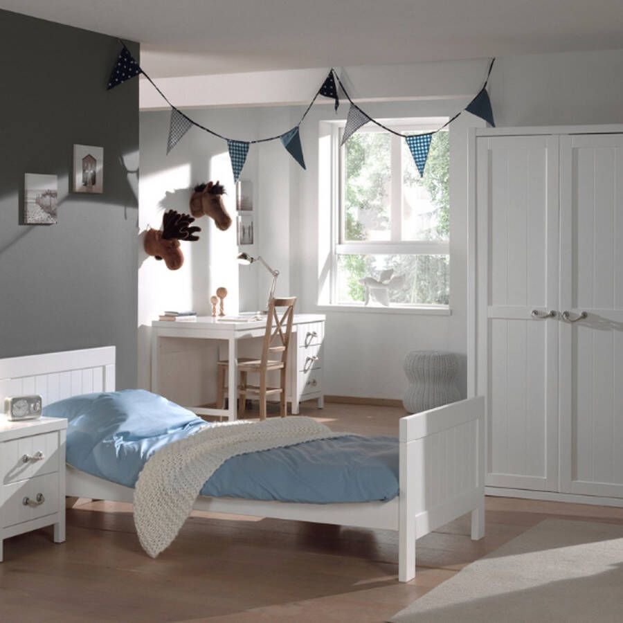Vipack Kinderkamer Lewis met bed 90x200 cm een nachttafel en een 3 deurs kleerkast-wit