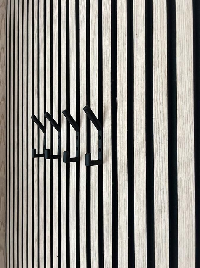 Vleugel Dubbele kapstokhaak voor akoestisch wandpaneel 15 mm -Akupanel akoestische panelen Akoestisch paneel- Akoestische wand Lattenwand kapstok Schroefmontage 1 stuk Kunststof-Carbon