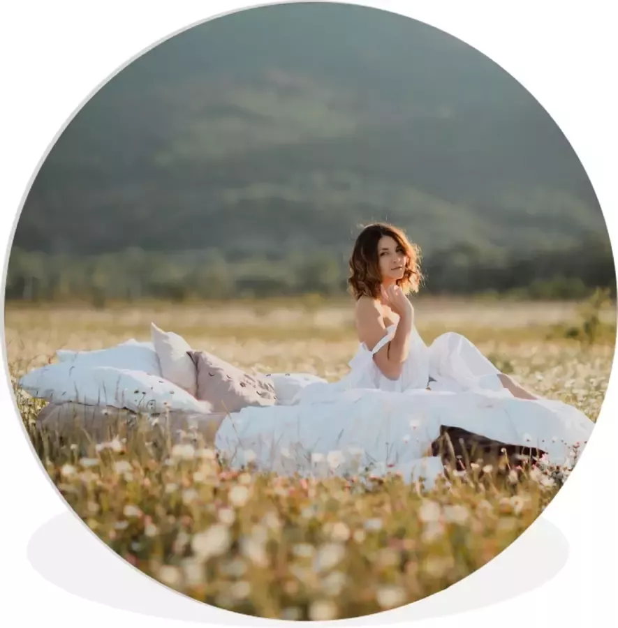 WallCircle Schilderij Vrouw In Jurk Zit Buiten Bed Multicolor 150 X 150 Cm