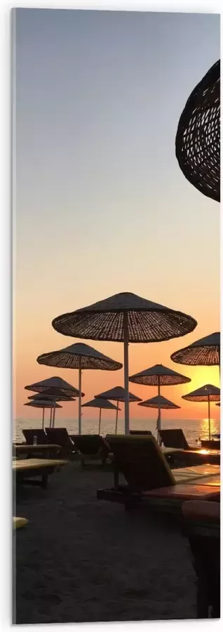 WallClassics Acrylglas Ligbedden met Rieten Parasols aan het Strand in de Avondzon 30x90 cm Foto op Acrylglas (Met Ophangsysteem)