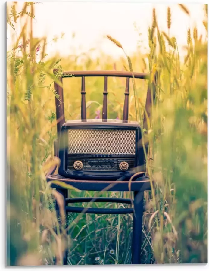 WallClassics Acrylglas Ouderwetse Radio op Stoel 30x40 cm Foto op Acrylglas (Wanddecoratie op Acrylaat)