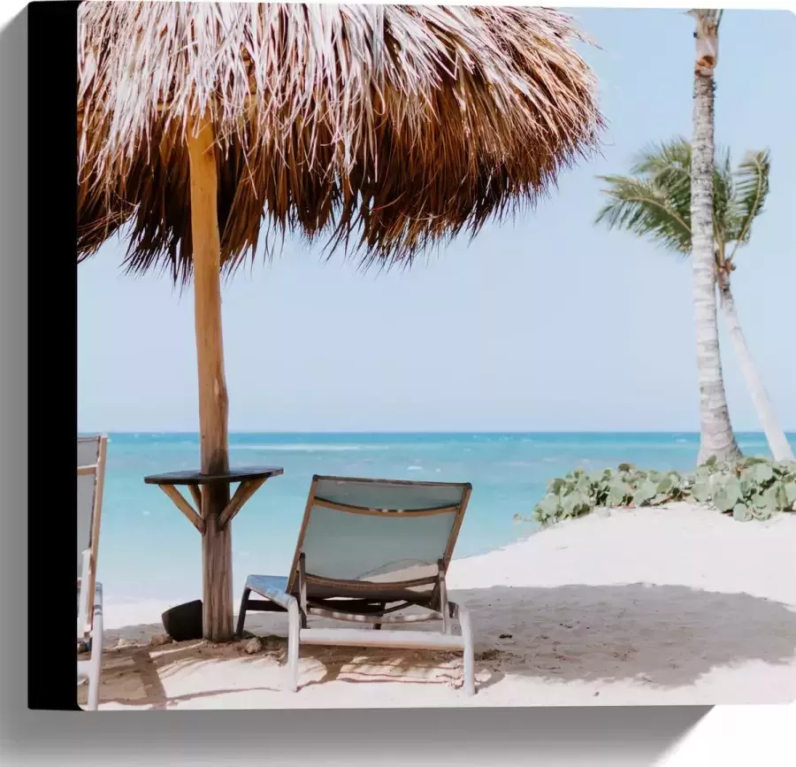 WallClassics Canvas Ligbedden onder Rieten Parasol met Palmboom 30x30 cm Foto op Canvas Schilderij (Wanddecoratie op Canvas)
