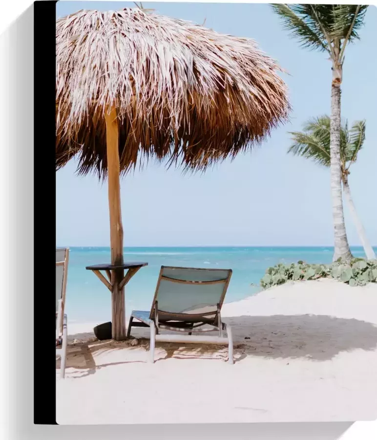 WallClassics Canvas Ligbedden onder Rieten Parasol met Palmboom 30x40 cm Foto op Canvas Schilderij (Wanddecoratie op Canvas)