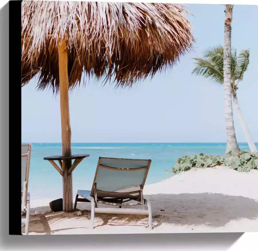 WallClassics Canvas Ligbedden onder Rieten Parasol met Palmboom 40x40 cm Foto op Canvas Schilderij (Wanddecoratie op Canvas)