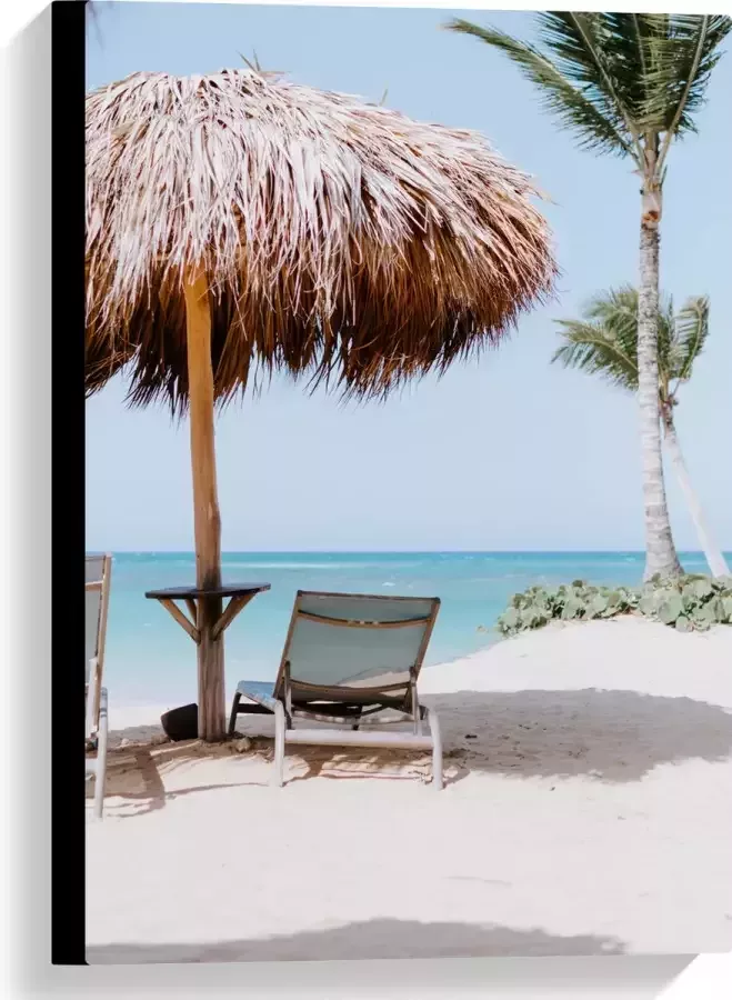 WallClassics Canvas Ligbedden onder Rieten Parasol met Palmboom 40x60 cm Foto op Canvas Schilderij (Wanddecoratie op Canvas)