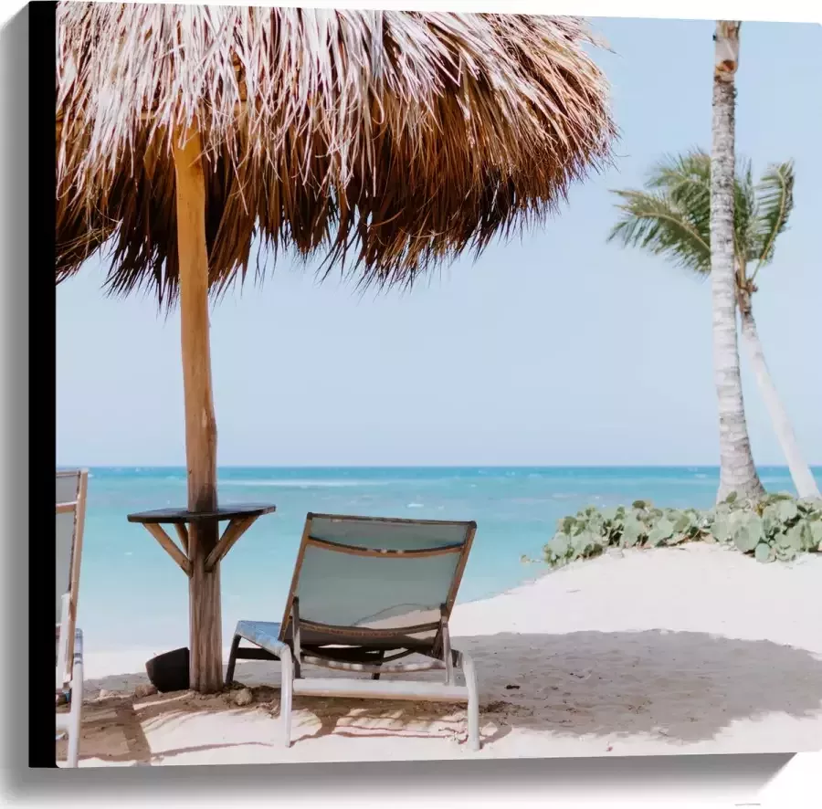WallClassics Canvas Ligbedden onder Rieten Parasol met Palmboom 60x60 cm Foto op Canvas Schilderij (Wanddecoratie op Canvas)