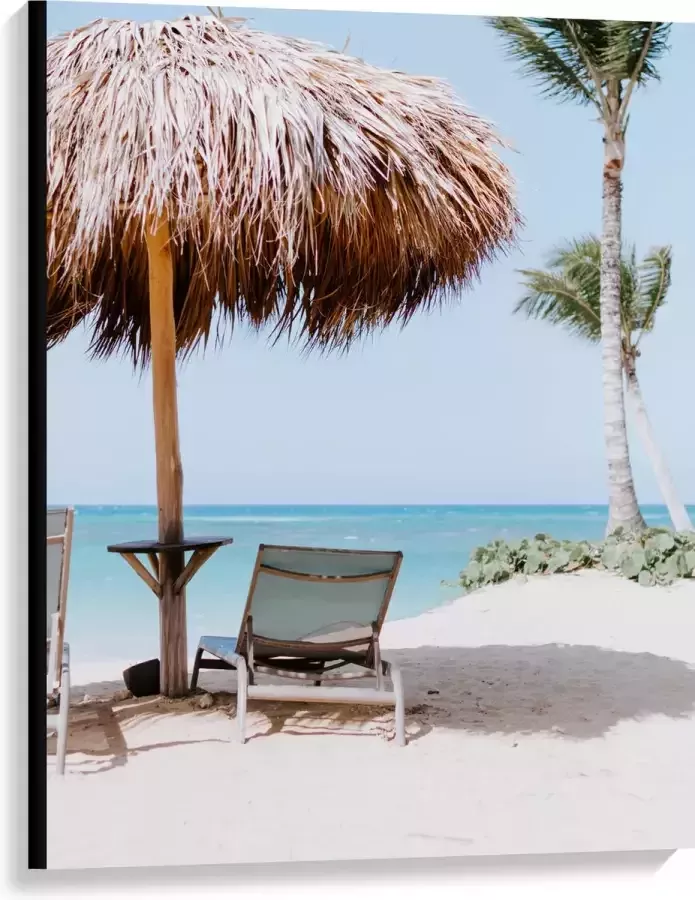 WallClassics Canvas Ligbedden onder Rieten Parasol met Palmboom 75x100 cm Foto op Canvas Schilderij (Wanddecoratie op Canvas)