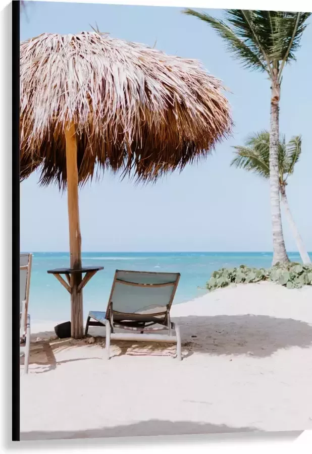 WallClassics Canvas Ligbedden onder Rieten Parasol met Palmboom 80x120 cm Foto op Canvas Schilderij (Wanddecoratie op Canvas)
