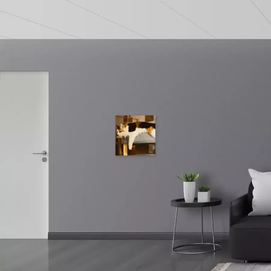 WallClassics Dibond Bruin Zwart Gevlekte Kat uitgestrekt over Poef 50x50 cm Foto op Aluminium (Wanddecoratie van metaal)
