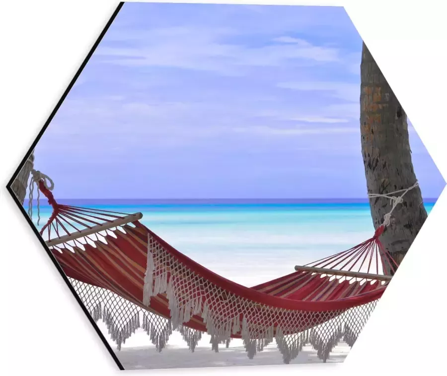 WallClassics Dibond Hexagon Rode Ibiza Hangmat op Tropisch Strand 30x26.1 cm Foto op Hexagon (Met Ophangsysteem)