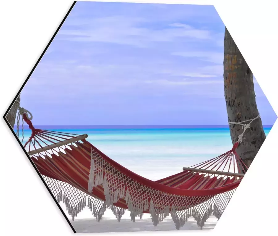 WallClassics Dibond Hexagon Rode Ibiza Hangmat op Tropisch Strand 40x34.8 cm Foto op Hexagon (Met Ophangsysteem)