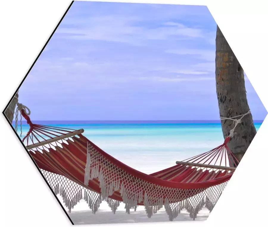 WallClassics Dibond Hexagon Rode Ibiza Hangmat op Tropisch Strand 50x43.5 cm Foto op Hexagon (Met Ophangsysteem)
