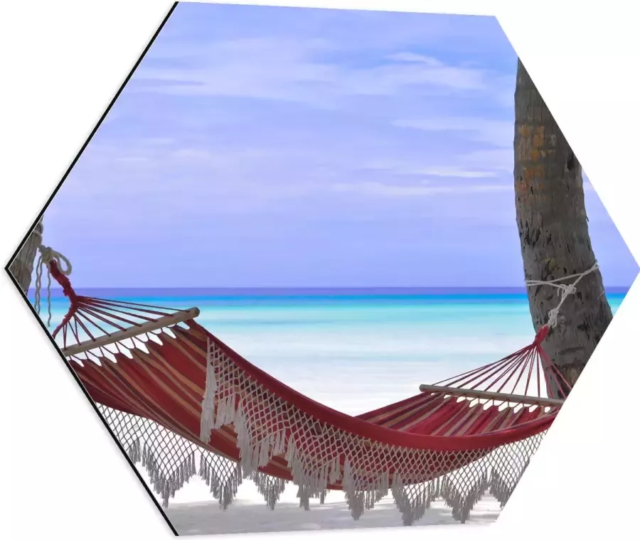 WallClassics Dibond Hexagon Rode Ibiza Hangmat op Tropisch Strand 60x52.2 cm Foto op Hexagon (Met Ophangsysteem)