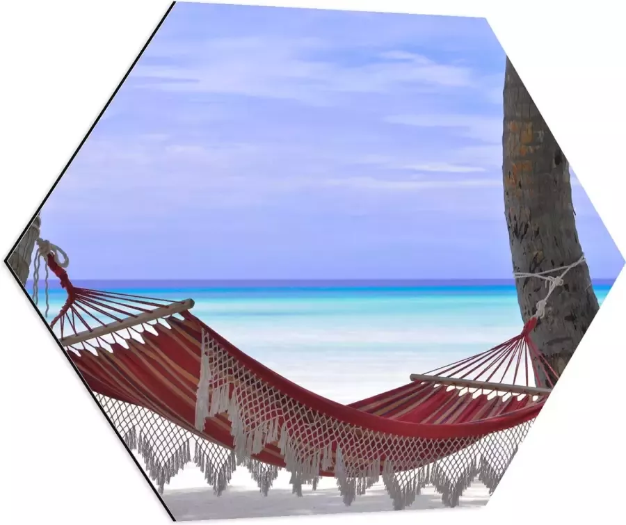 WallClassics Dibond Hexagon Rode Ibiza Hangmat op Tropisch Strand 70x60.9 cm Foto op Hexagon (Met Ophangsysteem)