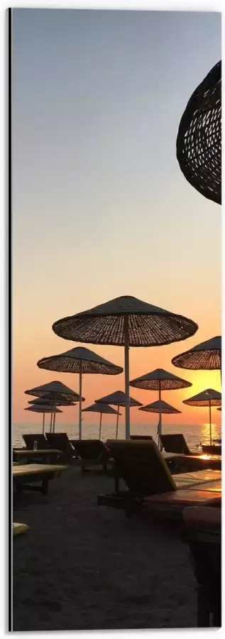 WallClassics Dibond Ligbedden met Rieten Parasols aan het Strand in de Avondzon 20x60 cm Foto op Aluminium (Met Ophangsysteem)