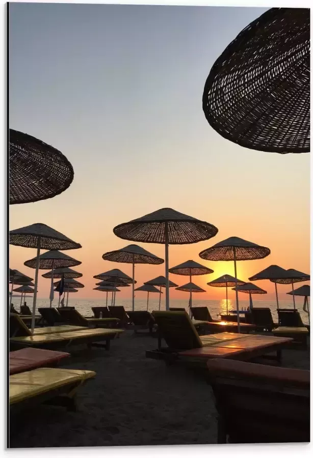 WallClassics Dibond Ligbedden met Rieten Parasols aan het Strand in de Avondzon 40x60 cm Foto op Aluminium (Met Ophangsysteem)