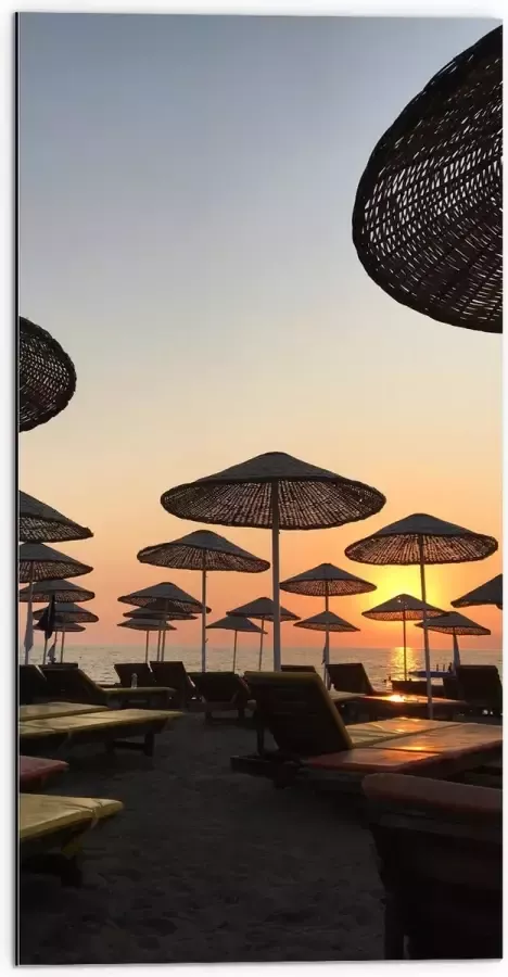 WallClassics Dibond Ligbedden met Rieten Parasols aan het Strand in de Avondzon 50x100 cm Foto op Aluminium (Met Ophangsysteem)
