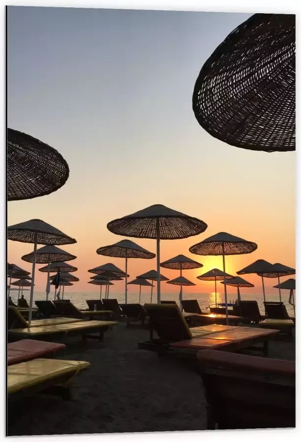 WallClassics Dibond Ligbedden met Rieten Parasols aan het Strand in de Avondzon 60x90 cm Foto op Aluminium (Wanddecoratie van metaal)