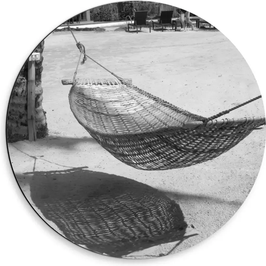 WallClassics Dibond Muurcirkel Hangmat op een Tropisch Strand Zwart Wit 50x50 cm Foto op Aluminium Muurcirkel (met ophangsysteem)