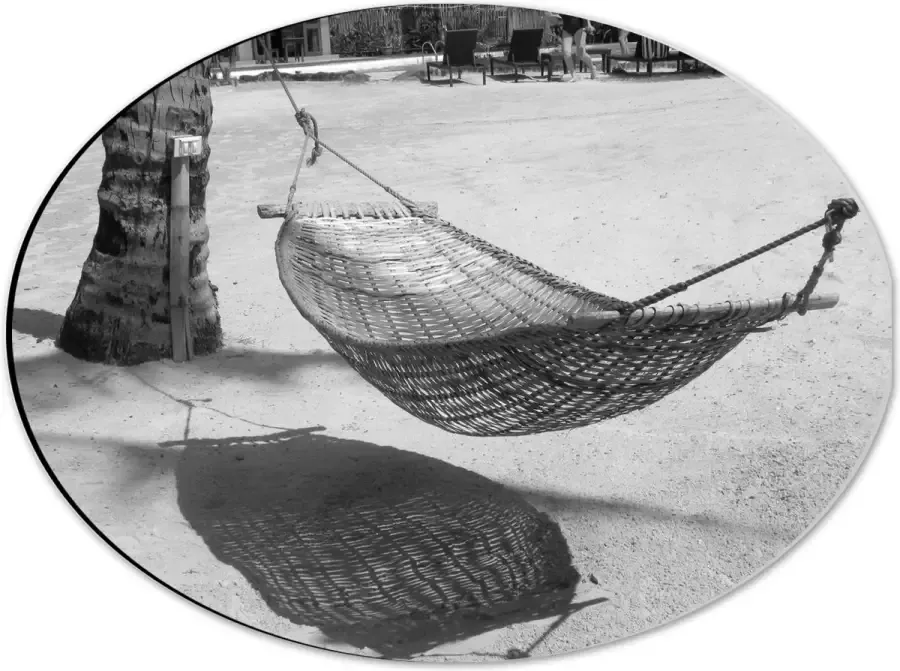 WallClassics Dibond Ovaal Hangmat op een Tropisch Strand Zwart Wit 40x30 cm Foto op Ovaal (Met Ophangsysteem)