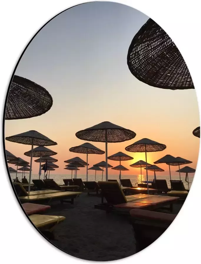 WallClassics Dibond Ovaal Ligbedden met Rieten Parasols aan het Strand in de Avondzon 30x40 cm Foto op Ovaal (Met Ophangsysteem)