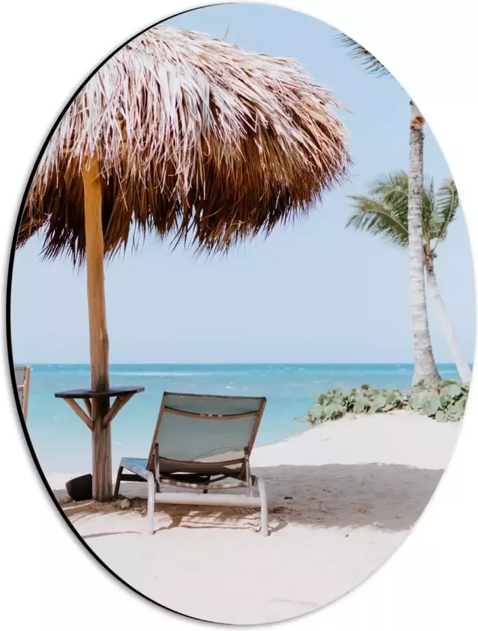 WallClassics Dibond Ovaal Ligbedden onder Rieten Parasol met Palmboom 30x40 cm Foto op Ovaal (Met Ophangsysteem)
