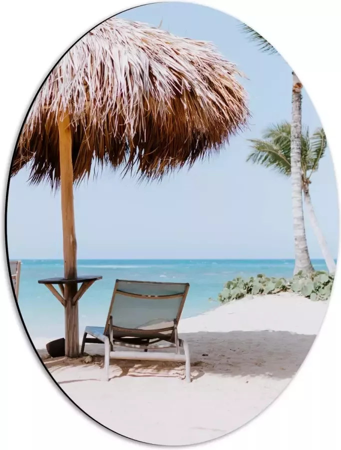 WallClassics Dibond Ovaal Ligbedden onder Rieten Parasol met Palmboom 42x56 cm Foto op Ovaal (Met Ophangsysteem)