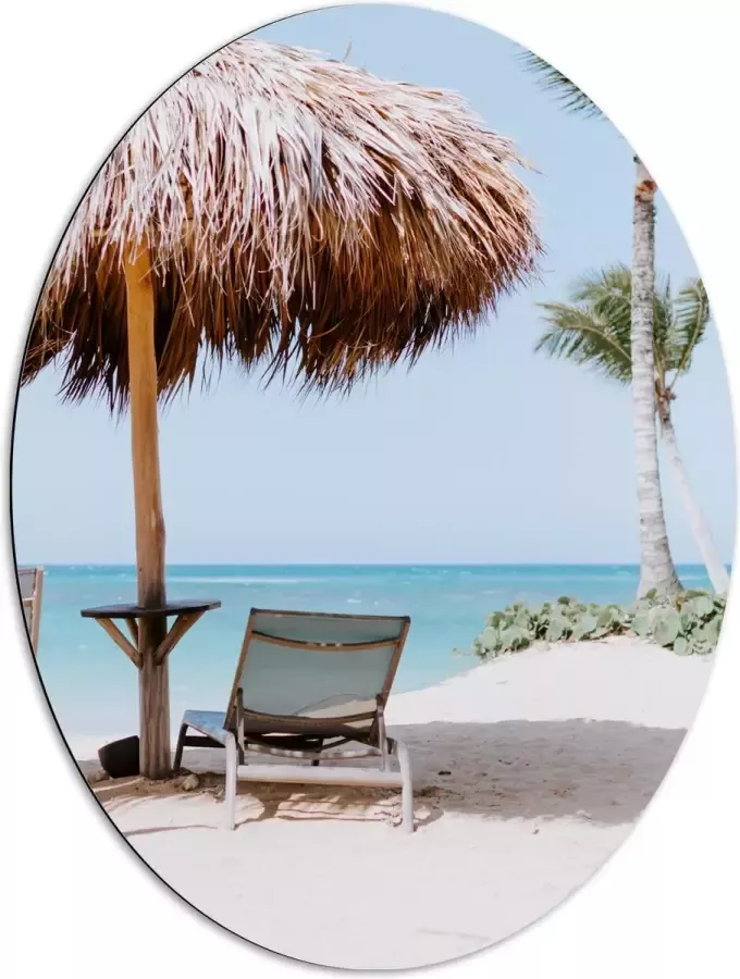 WallClassics Dibond Ovaal Ligbedden onder Rieten Parasol met Palmboom 72x96 cm Foto op Ovaal (Met Ophangsysteem)