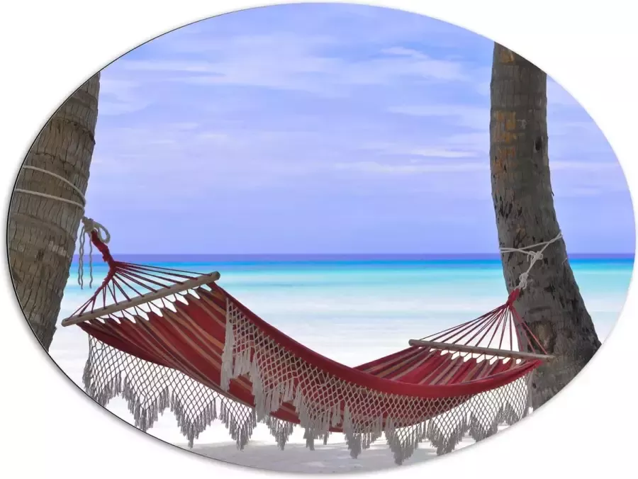 WallClassics Dibond Ovaal Rode Ibiza Hangmat op Tropisch Strand 108x81 cm Foto op Ovaal (Met Ophangsysteem)