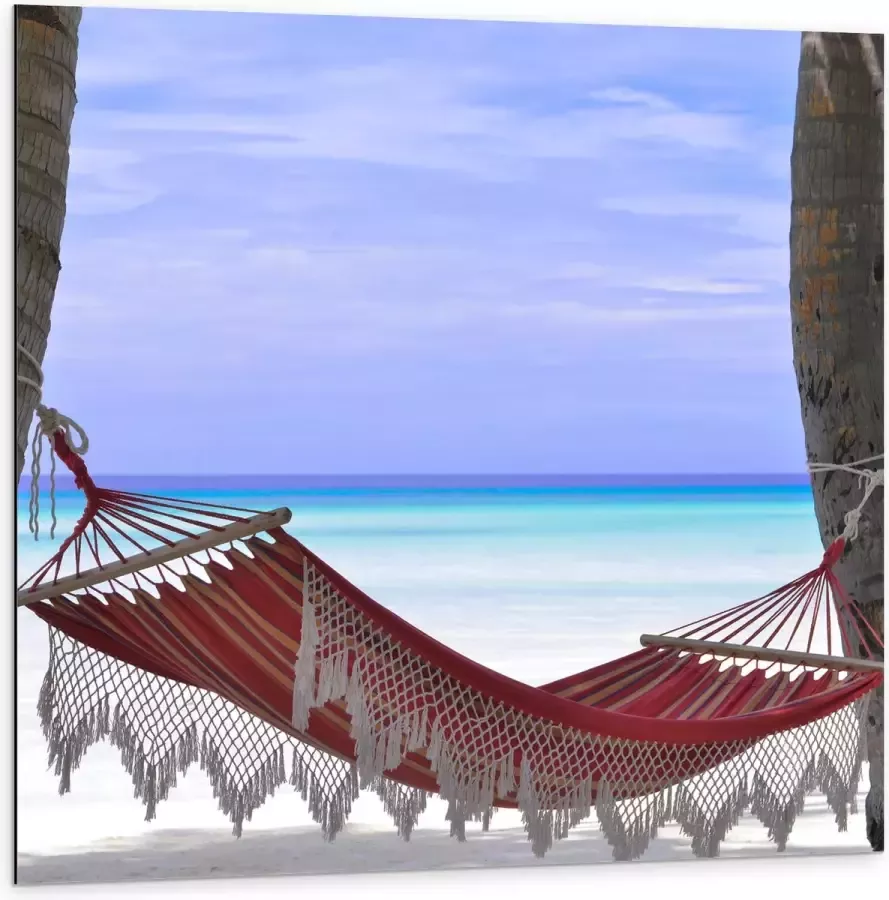 WallClassics Dibond Rode Ibiza Hangmat op Tropisch Strand 100x100 cm Foto op Aluminium (Met Ophangsysteem)