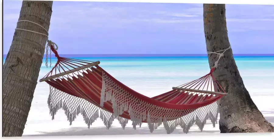 WallClassics Dibond Rode Ibiza Hangmat op Tropisch Strand 100x50 cm Foto op Aluminium (Met Ophangsysteem)