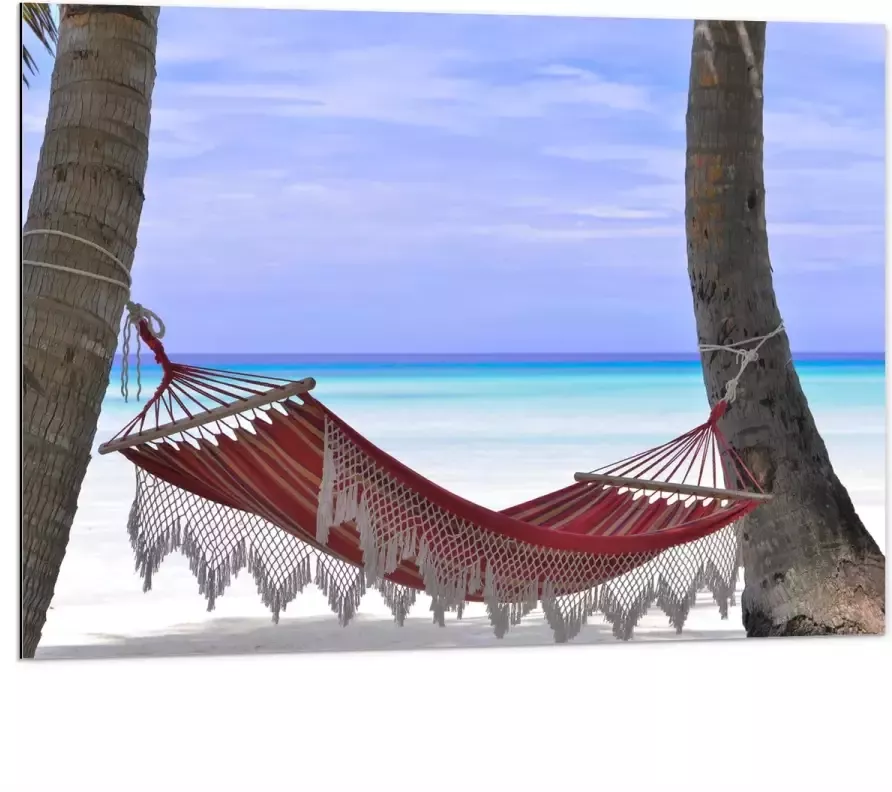 WallClassics Dibond Rode Ibiza Hangmat op Tropisch Strand 100x75 cm Foto op Aluminium (Met Ophangsysteem)