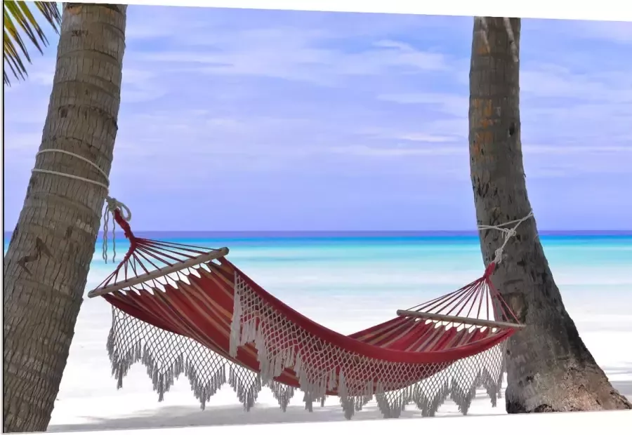 WallClassics Dibond Rode Ibiza Hangmat op Tropisch Strand 150x100 cm Foto op Aluminium (Met Ophangsysteem)