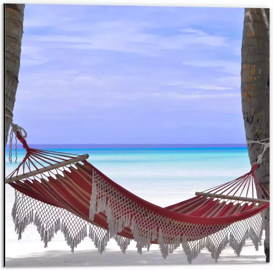 WallClassics Dibond Rode Ibiza Hangmat op Tropisch Strand 50x50 cm Foto op Aluminium (Met Ophangsysteem)