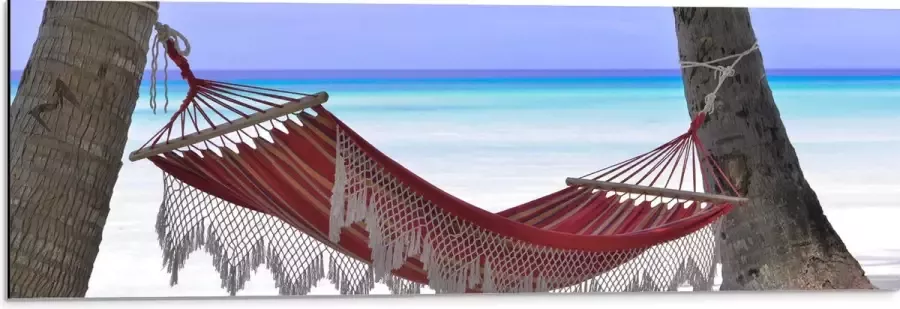 WallClassics Dibond Rode Ibiza Hangmat op Tropisch Strand 90x30 cm Foto op Aluminium (Met Ophangsysteem)