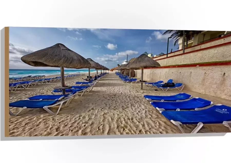 WallClassics Hout Blauwe Ligbedden op Strand met Rieten Parasols 100x50 cm 9 mm dik Foto op Hout (Met Ophangsysteem)