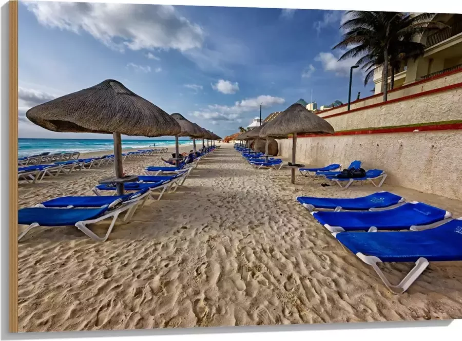 WallClassics Hout Blauwe Ligbedden op Strand met Rieten Parasols 100x75 cm 9 mm dik Foto op Hout (Met Ophangsysteem)