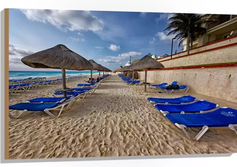 WallClassics Hout Blauwe Ligbedden op Strand met Rieten Parasols 105x70 cm 9 mm dik Foto op Hout (Met Ophangsysteem)