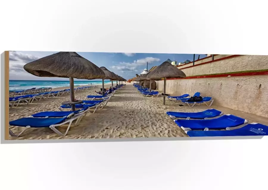 WallClassics Hout Blauwe Ligbedden op Strand met Rieten Parasols 120x40 cm 9 mm dik Foto op Hout (Met Ophangsysteem)