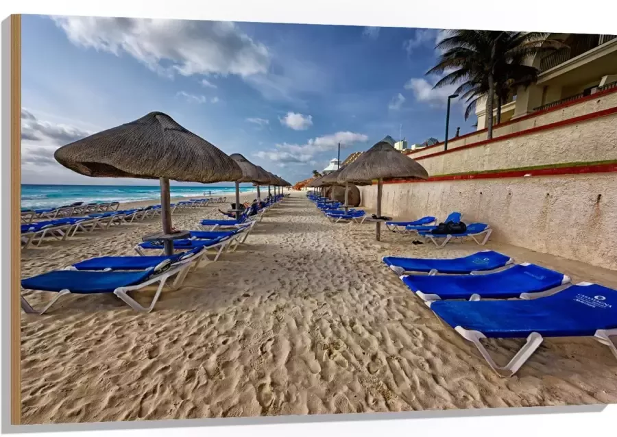 WallClassics Hout Blauwe Ligbedden op Strand met Rieten Parasols 120x80 cm 9 mm dik Foto op Hout (Met Ophangsysteem)