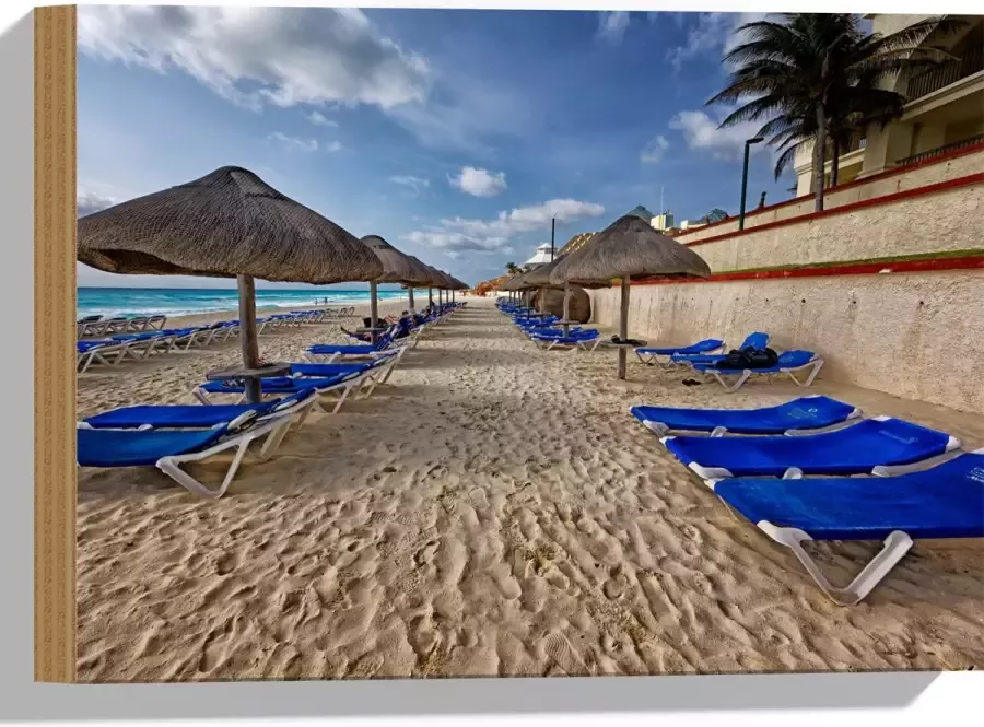 WallClassics Hout Blauwe Ligbedden op Strand met Rieten Parasols 40x30 cm 9 mm dik Foto op Hout (Met Ophangsysteem)