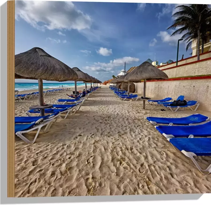 WallClassics Hout Blauwe Ligbedden op Strand met Rieten Parasols 50x50 cm 9 mm dik Foto op Hout (Met Ophangsysteem)