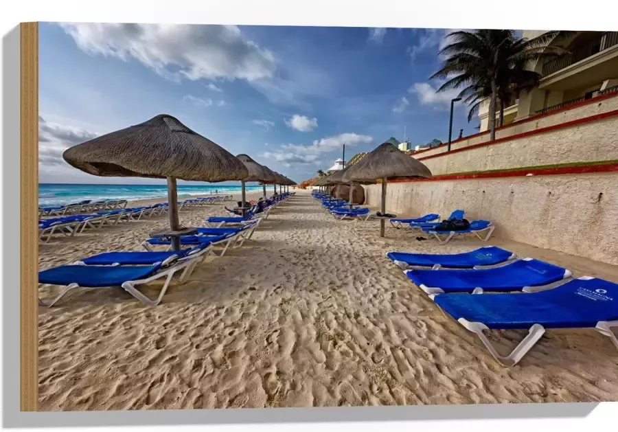WallClassics Hout Blauwe Ligbedden op Strand met Rieten Parasols 60x40 cm 9 mm dik Foto op Hout (Met Ophangsysteem)