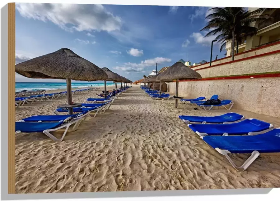 WallClassics Hout Blauwe Ligbedden op Strand met Rieten Parasols 75x50 cm 9 mm dik Foto op Hout (Met Ophangsysteem)