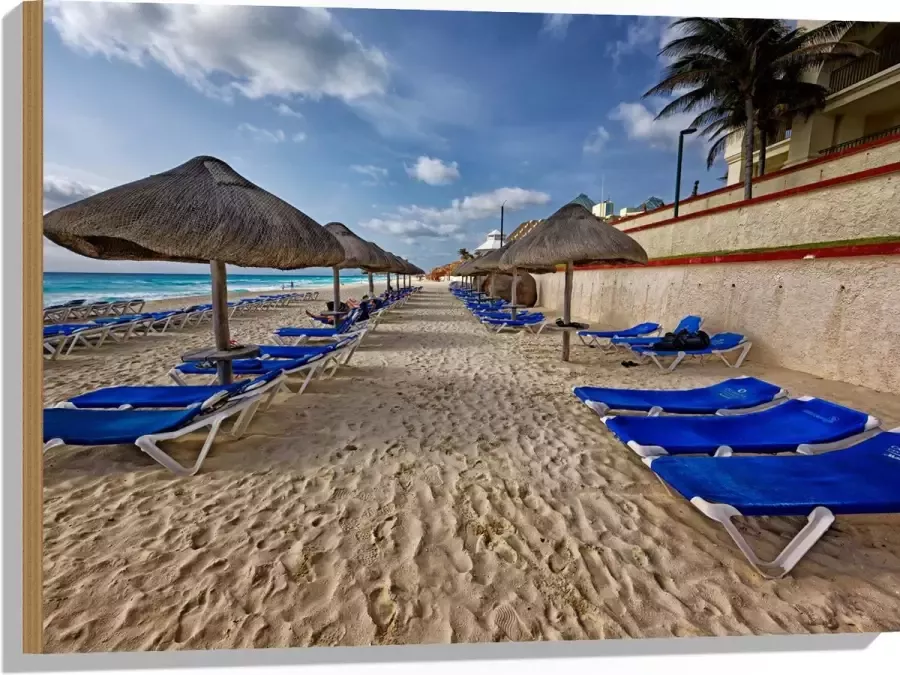 WallClassics Hout Blauwe Ligbedden op Strand met Rieten Parasols 80x60 cm 9 mm dik Foto op Hout (Met Ophangsysteem)