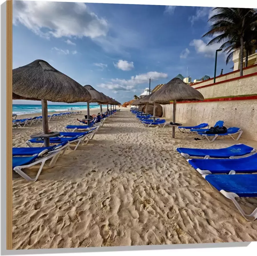 WallClassics Hout Blauwe Ligbedden op Strand met Rieten Parasols 80x80 cm 9 mm dik Foto op Hout (Met Ophangsysteem)