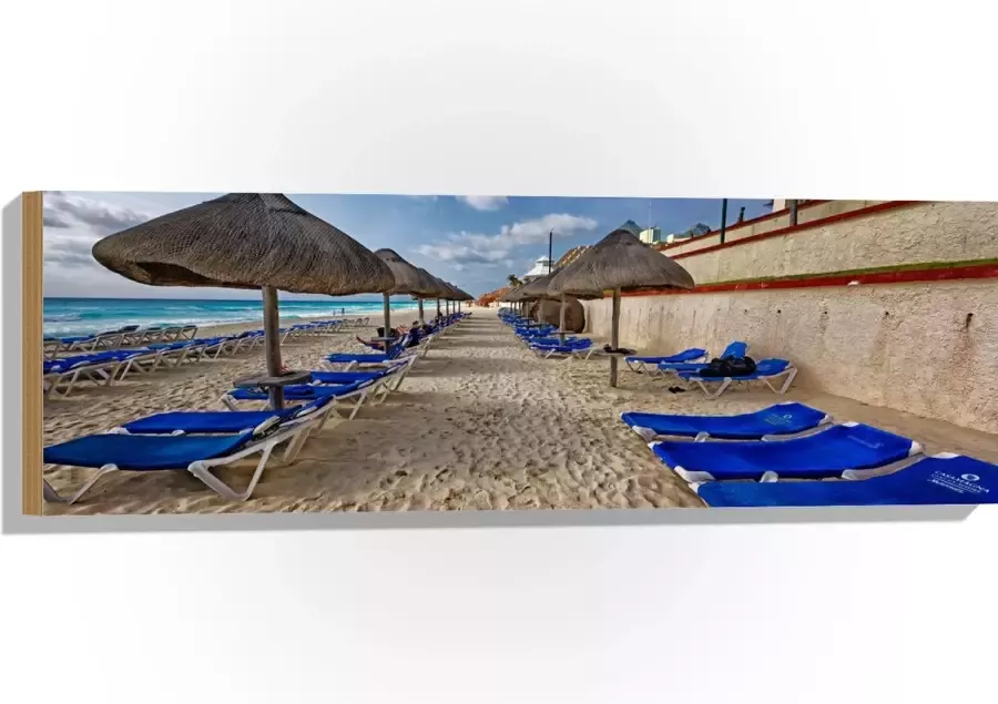 WallClassics Hout Blauwe Ligbedden op Strand met Rieten Parasols 90x30 cm 9 mm dik Foto op Hout (Met Ophangsysteem)