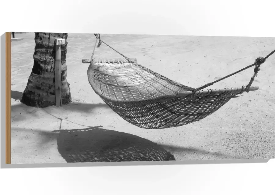 WallClassics Hout Hangmat op een Tropisch Strand Zwart Wit 100x50 cm 12 mm dik Foto op Hout (Met Ophangsysteem)